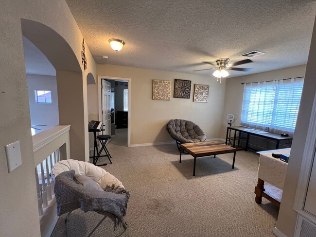 Building Photo - Charming 3-Bed, 2.5-Bath Home with Cozy Fi...