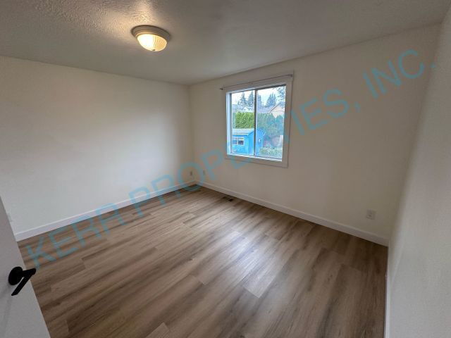 Building Photo - Charming 3-Bed Home with 2.5 Baths in Troutdale - Your Spacious Retreat Awaits!