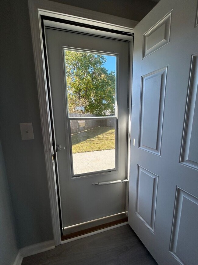 Building Photo - Charming 3BR /2BA  Home with many upgrades...