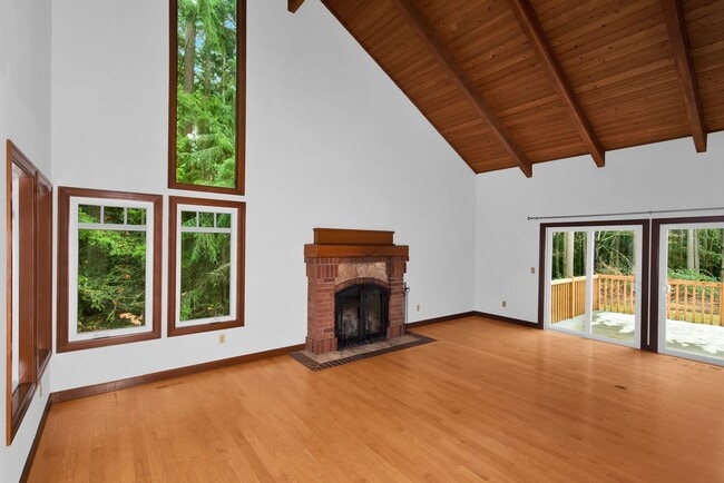 Building Photo - Private 4 Bedroom Retreat on 5-Acres Cottage Lake
