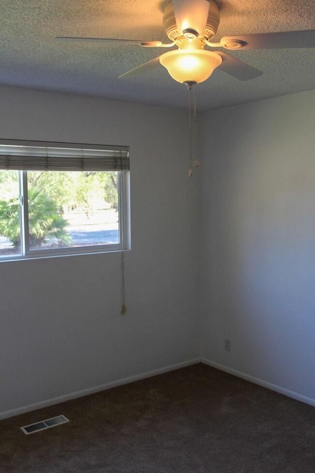 Building Photo - 3 Bedroom, 2 Bathroom Home in Chico with L...