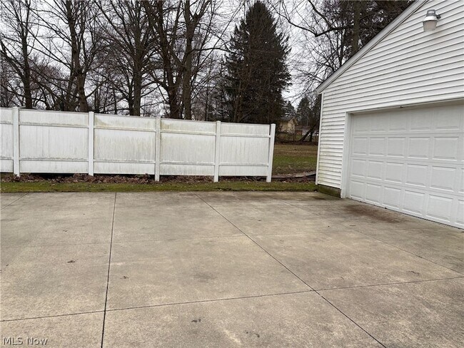 Building Photo - 1550 Chapman Dr