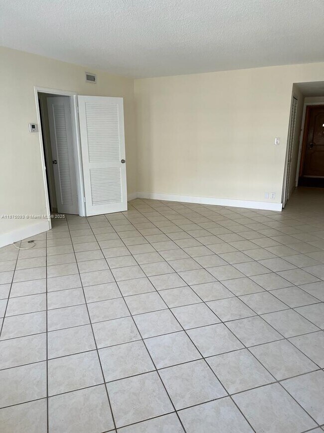 Building Photo - 9225 Collins Ave