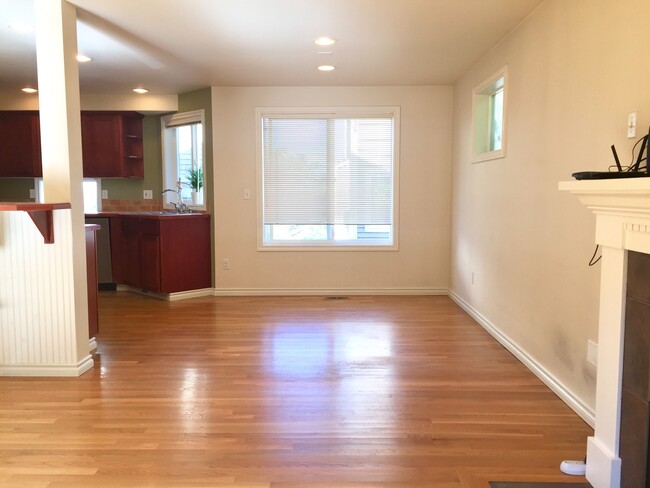 Building Photo - Spacious Leschi Ridge Townhome w/ 2 Car Ga...