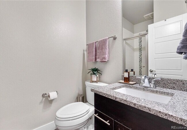 Building Photo - Stunning 4BR House on corner lot in Denver...