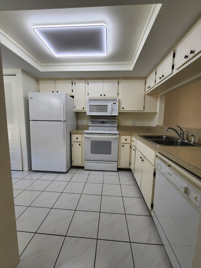 Kitchen - 15075 Parkside Dr