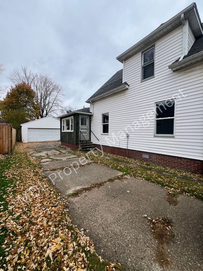 Building Photo - Spacious 5-Bedroom Home- This won't last long- Call NOW 989-895-1590