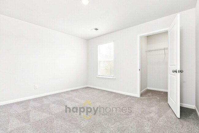 Building Photo - 4 Bedroom, 2.5 Bathroom in Cane Bay of Summerville