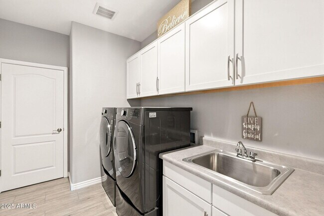 Building Photo - 2425 W Bronco Butte Trl