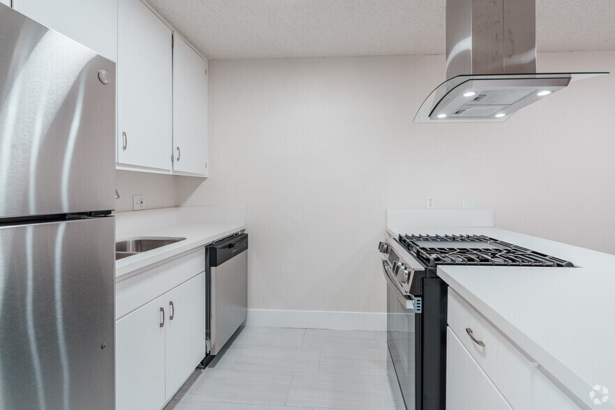 2BR, 1BA - 900SF - Kitchen - The Arbors