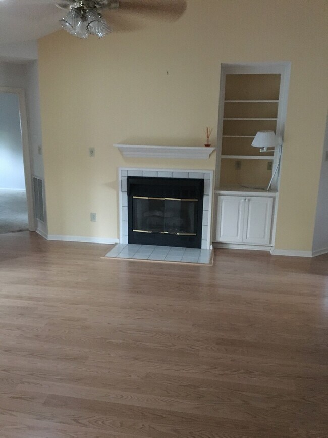 Building Photo - Sunny and Cheerful Unfurnished Energy Efficient Fairfield Harbour 3BR/2BA