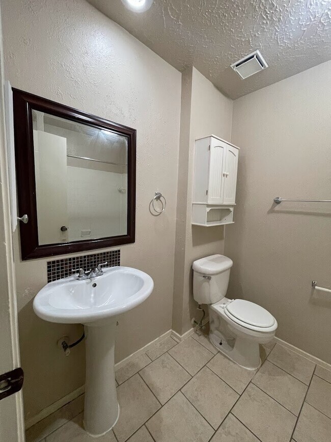 Building Photo - 2126 Collingsfield Dr