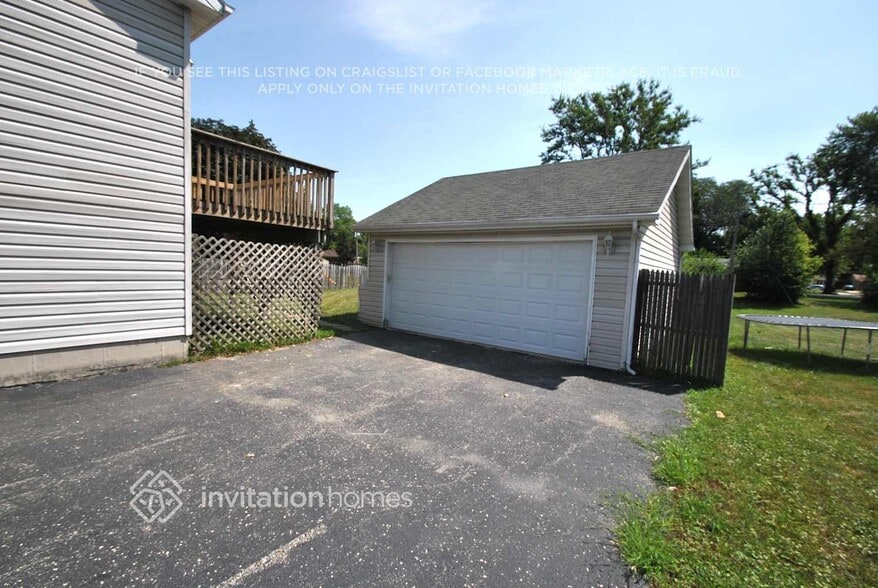 Building Photo - 833 N Elmwood Dr