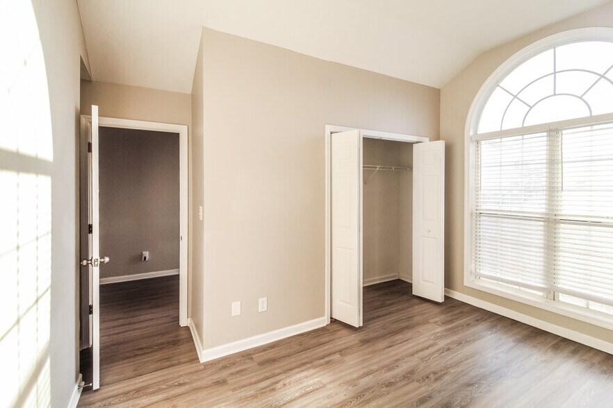 Building Photo - 1376 Trafalgar Way