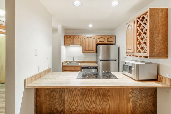 Building Photo - Wilderness One Bedroom Available 7/7!  Close to hiking trails and great amenities.  Amazing SUN!