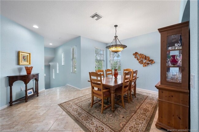 Building Photo - 691 SW Glen Crest Way