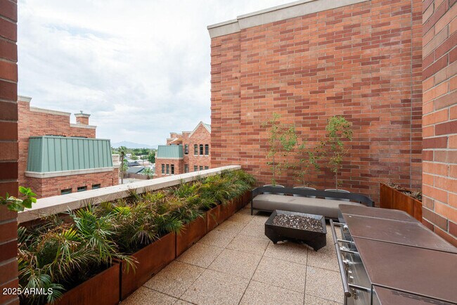 Building Photo - 50 W Palm Ln