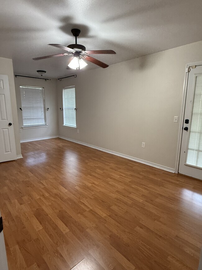 Building Photo - 105 Willow Brook Dr