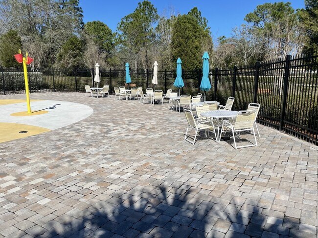 Building Photo - 3 Bedroom, 2 Bath Available Now in Beautif...