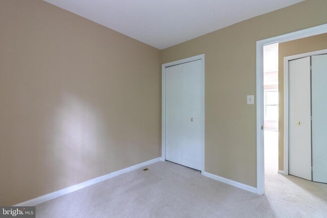 Building Photo - 4796 Gainsborough Dr