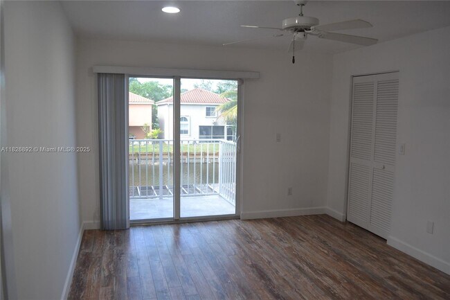 Building Photo - 1537 E Lake Ct