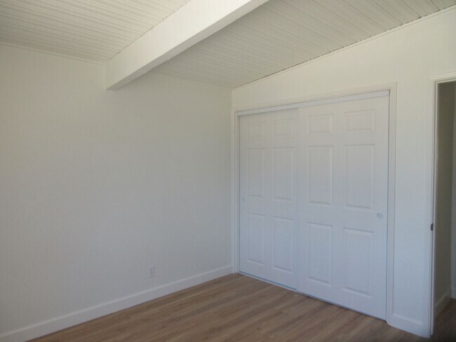 Building Photo - 10818 Paso Robles Ave
