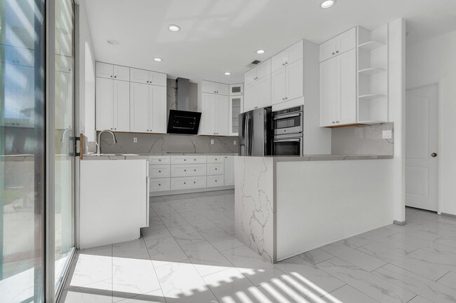 Building Photo - 5764 Kylie Ave