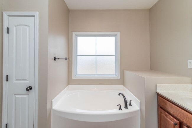 Building Photo - 210 Twilight Dr