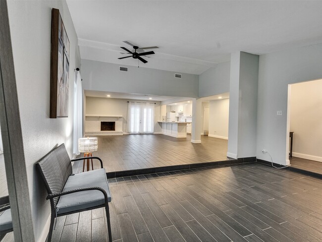 Building Photo - 2123 Quail Valley E Dr