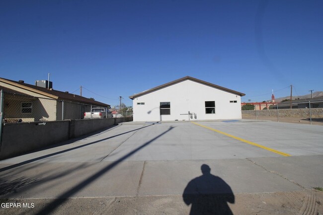 Building Photo - 517 Val Verde St
