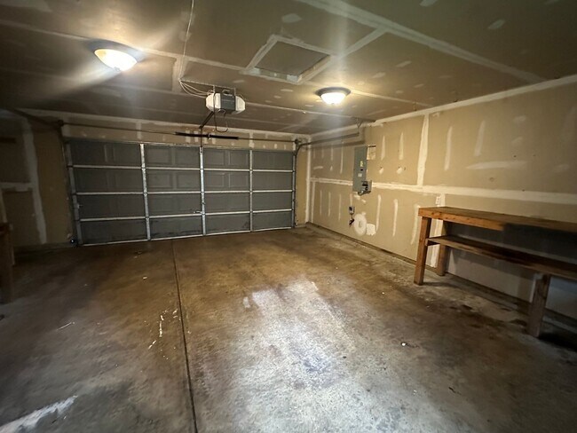 Building Photo - 3 BR Home in Clearwood