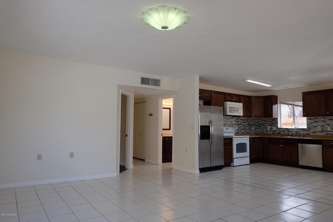 Building Photo - 3144 E Monte Vista Dr