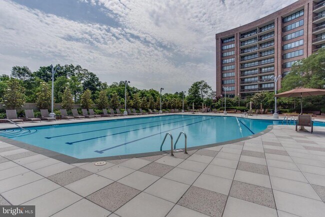 Building Photo - 1805 Crystal Dr