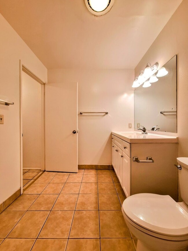 Building Photo - Refurbished 3bd Townhouse Style Apartment