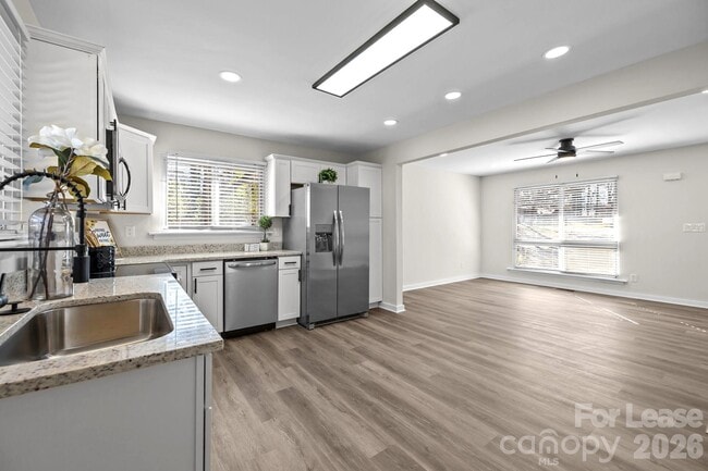 Building Photo - 801 Davenport St