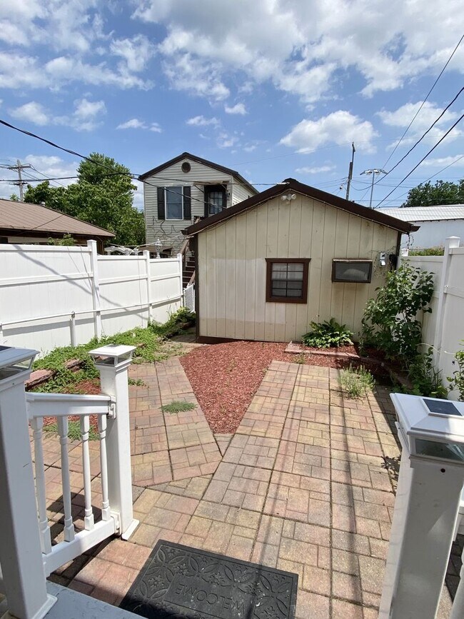 Building Photo - 3 Bedroom Duplex