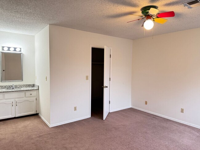 Building Photo - 3 Bedroom Duplex: One bed Downstairs, 2 large bedrooms upstairs