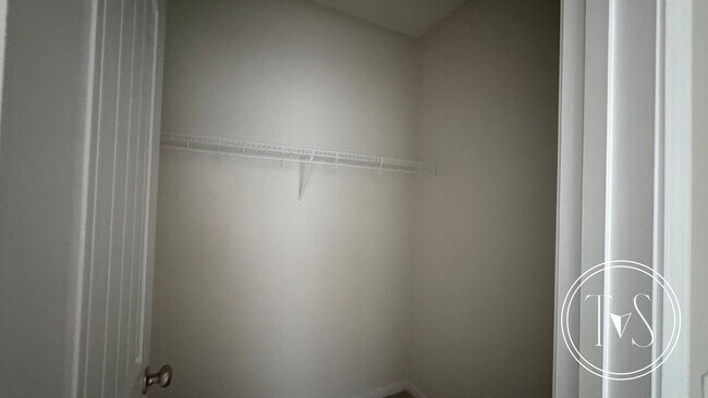 Building Photo - RATE DROP ALERT (was $2500/month) and MOVE-IN SPECIAL: $400 OFF 1ST MONTH'S RENT!**