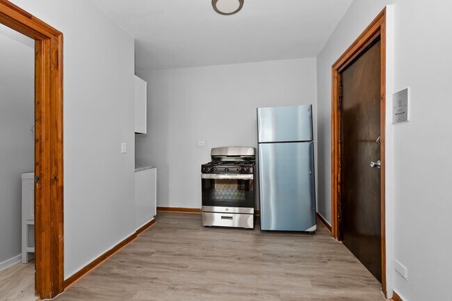 Interior Photo - 64th/Kedzie (6401-05)