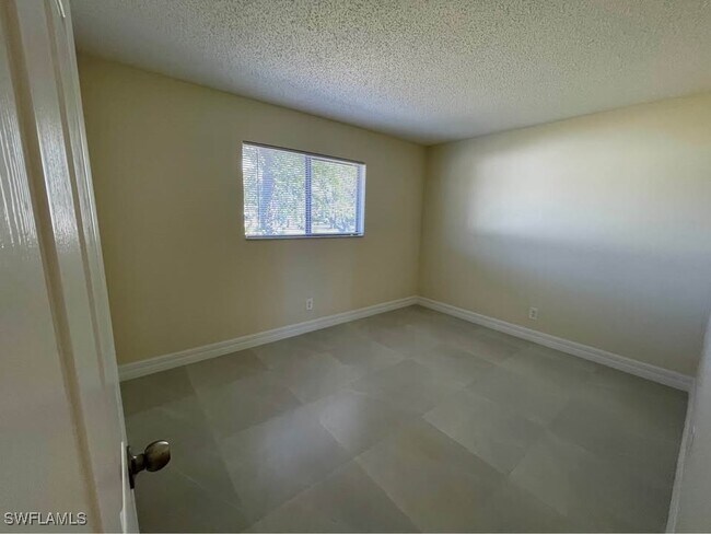 Building Photo - 4052 Bayshore Dr