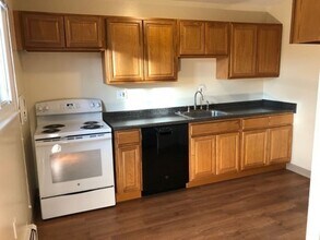 Building Photo - Newly Renovated 2 Bedroom