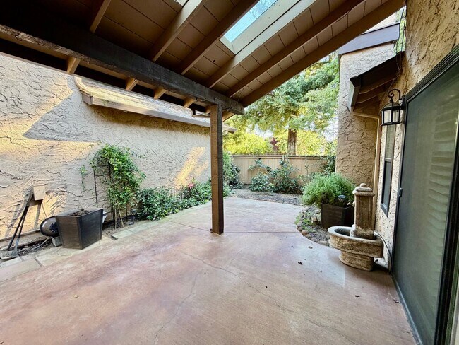 Building Photo - Beautiful Townhome with Great Schools, Great Location! Pet Friendly!