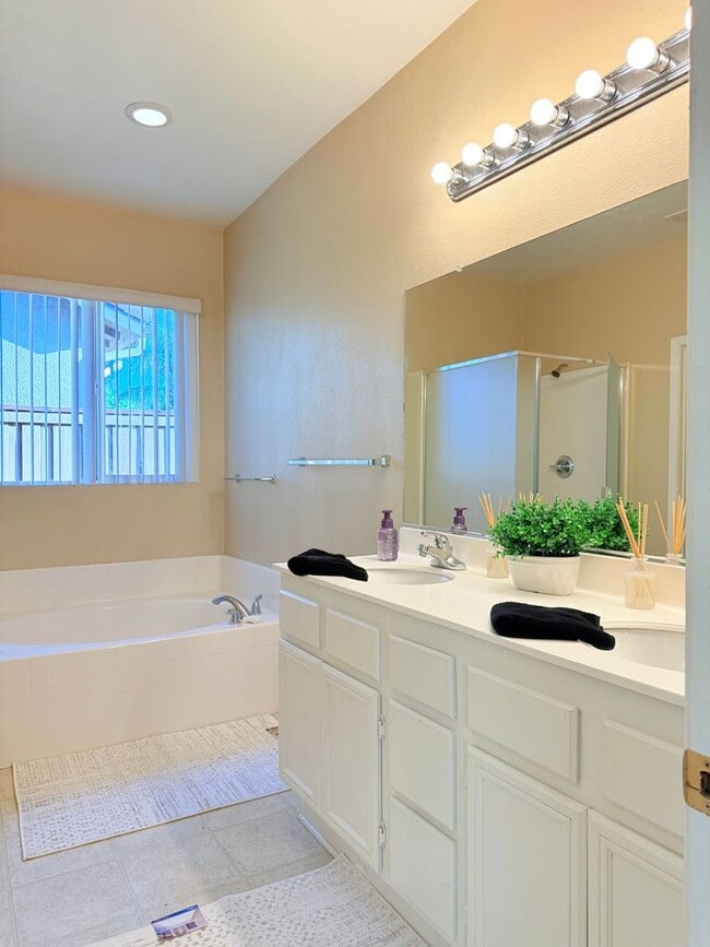 Building Photo - Single Story 3 bed home with office for Re...