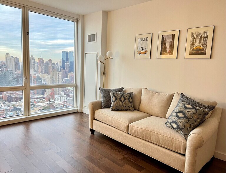 Building Photo - 605 W 42nd St