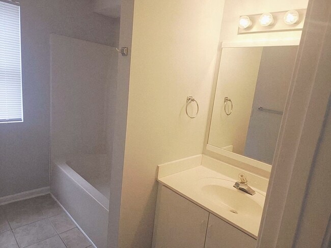 Building Photo - RENT SPECIAL! HAWTHORNE PARK GROUND LEVEL CONDO