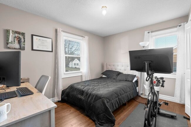 Building Photo - 27 Strathmore Rd