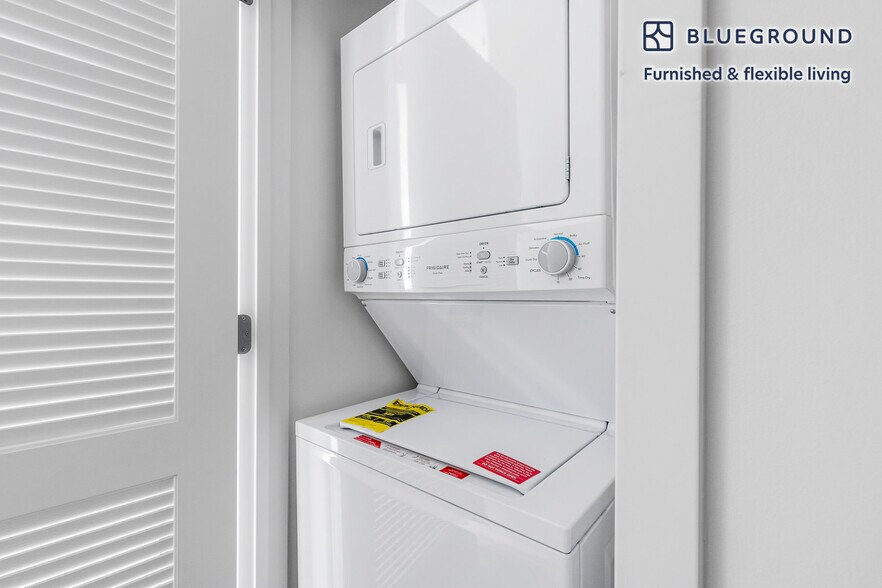 Building Photo - 460 W Chicago Ave