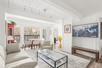 Building Photo - 916 E Hopkins Ave