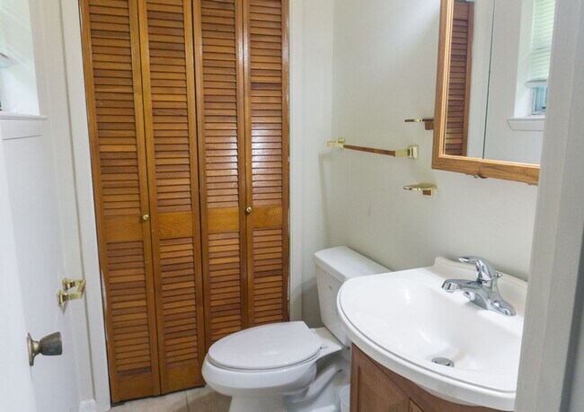 Building Photo - 1225 Parktown Dr