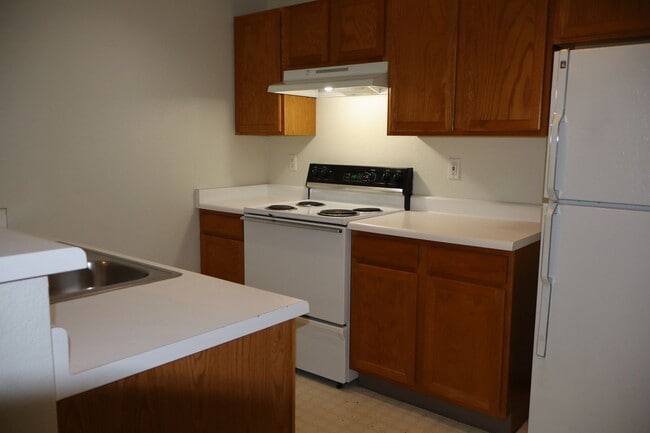 Building Photo - Charming Ground-Level Condo with Scenic Vi...